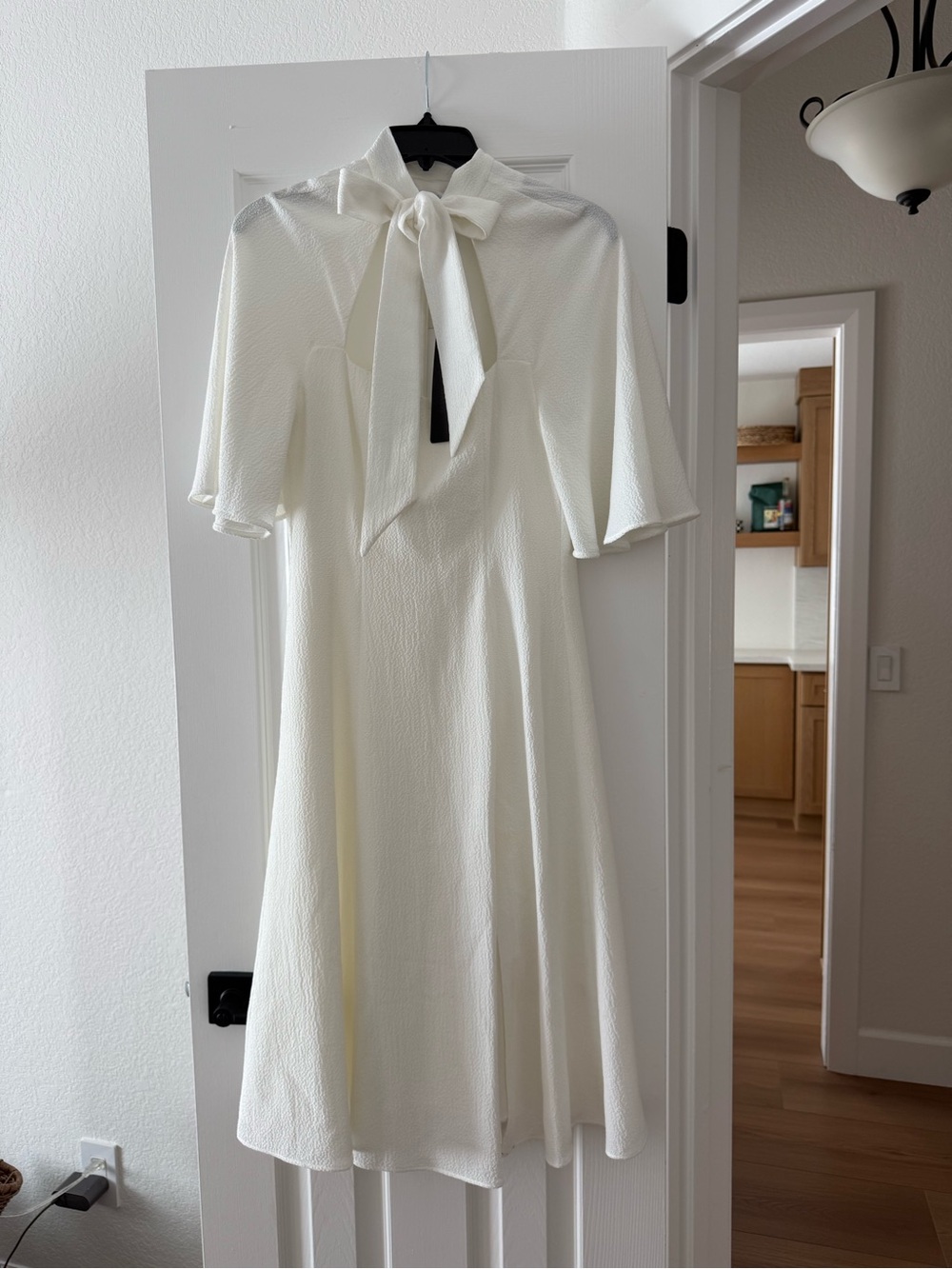 NWT BLACK HALO MIDI DRESS. Elegant White Tie-Neck A-Line Dress